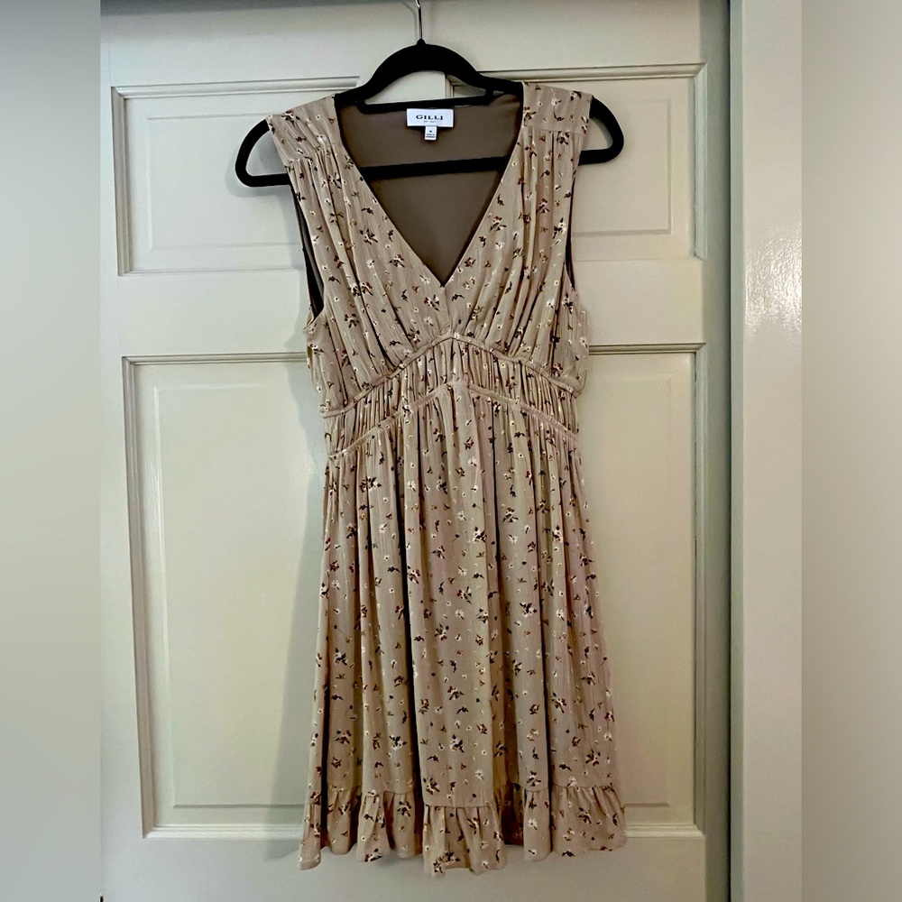 GILLI Tan/neutral dress with delicate floral pattern. Size small